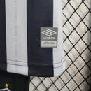 Kit Infantil Santos Away 2023/24 Umbro, camisa e short infantil oficial do Santos FC, uniforme reserva branco com detalhes em preto para crianças, ideal para torcedores mirins, produzido em poliéster com conforto e respirabilidade.