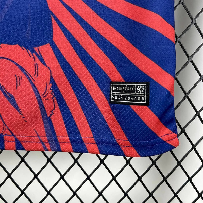 Close no tecido respirável e leve do Kit Infantil Barcelona Edição One Piece 2025/26 Nike, garantindo conforto e liberdade de movimento para crianças durante jogos e atividades