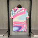 Camisa Juventus 2019/20 Adidas Retrô Masculina rosa, escudo da Juventus bordado no peito, gola redonda clássica e detalhes em preto e branco.