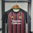 Camisa Manchester City Away (2) 2008/09 Le Coq Sportif Retrô Masculina - vermelho e preto