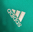 Camisa Cruzeiro Third III 2021/22 Adidas Torcedor Masculina, close no escudo oficial do Cruzeiro, uniforme verde de alta qualidade para fãs e colecionadores."