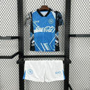 Kit Infantil Napoli Away II 2025/26 EA7 oficial, camisa branca com detalhes em azul e escudo do Napoli em destaque, shorts combinando, uniforme completo para crianças de 3 a 13 anos"