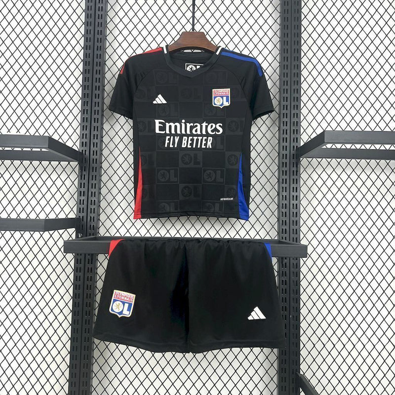 Kit Infantil Olympique de Lyon II 2024/25 Adidas na cor preta, composto por camisa com escudo do clube bordado no peito, short combinando com logo Adidas e meiões, ideal para crianças de 3 a 13 anos, com design moderno e tecnologia AEROREADY.
