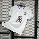 Camisa Cruz Azul Away II 2024/25 Pirma Torcedor Masculina Branca, uniforme elegante, futebol mexicano, escudo do Cruz Azul, conforto e estilo para torcedores"