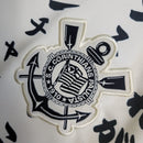 Camisa Corinthians 2022/23 edição especial feminina Nike bege - modelo torcedora com escudo do Corinthians em destaque e design exclusivo para mulheres