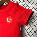 Kit Infantil Turquia Away II 2024/25 Nike, camiseta e shorts vermelhos com detalhes brancos, modelo oficial da Seleção Turca para crianças, ideal para pequenos torcedores e colecionadores