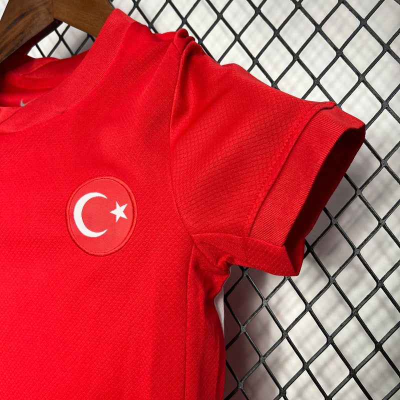 Kit Infantil Turquia Away II 2024/25 Nike, camiseta e shorts vermelhos com detalhes brancos, modelo oficial da Seleção Turca para crianças, ideal para pequenos torcedores e colecionadores