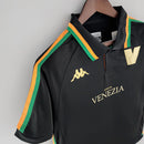 Camisa Venezia Home I 2022/23 Kappa Torcedor Masculina Preta com detalhes dourados e verdes, escudo do clube e design elegante inspirado na cidade de Veneza.”