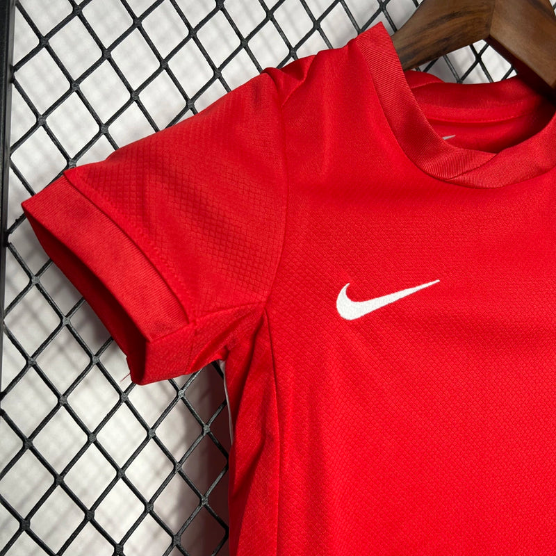 Kit Infantil Turquia Away II 2024/25 Nike, camiseta e shorts vermelhos com detalhes brancos, modelo oficial da Seleção Turca para crianças, ideal para pequenos torcedores e colecionadores