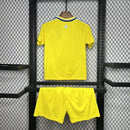 Kit Infantil Leeds United Away II 2024/25 Adidas amarelo com camisa e short, tecido leve e respirável, ideal para pequenos torcedores do clube inglês com estilo e conforto."