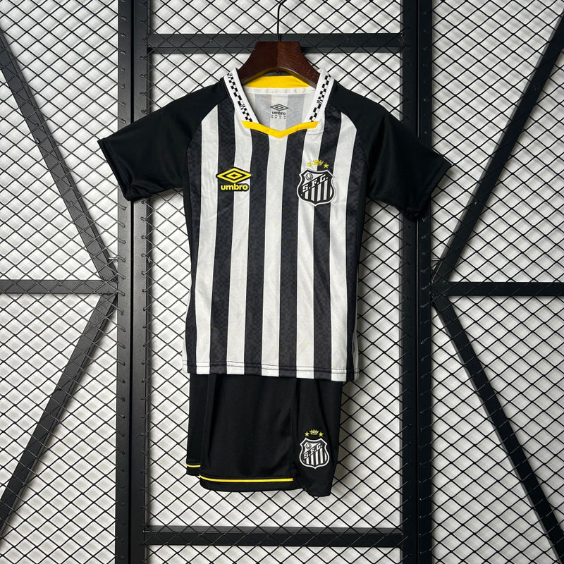 Kit Infantil Santos Home 2025/26 Umbro, camisa branca tradicional com shorts e meias, uniforme oficial para crianças de 3 a 13 anos, ideal para pequenos torcedores do Peixe."