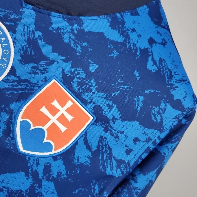 Camisa Eslováquia Home I 2020/21 Nike masculina azul com estampa gráfica, gola redonda e mangas curtas, modelo torcedor confortável em tecido respirável para fãs da seleção eslovaca