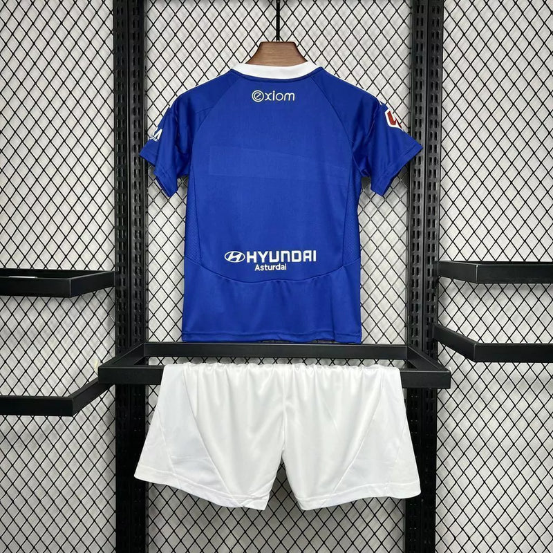 Kit Infantil Real Oviedo Home I 2024/25 Adidas azul com camisa e short, tecido leve e respirável, ideal para pequenos torcedores do clube espanhol."