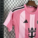 Kit Infantil Inter Miami Home 2025/26 Adidas rosa e preto com camisa e short, ideal para crianças de 3 a 13 anos – uniforme oficial do time de Lionel Messi com design moderno e confortável.
