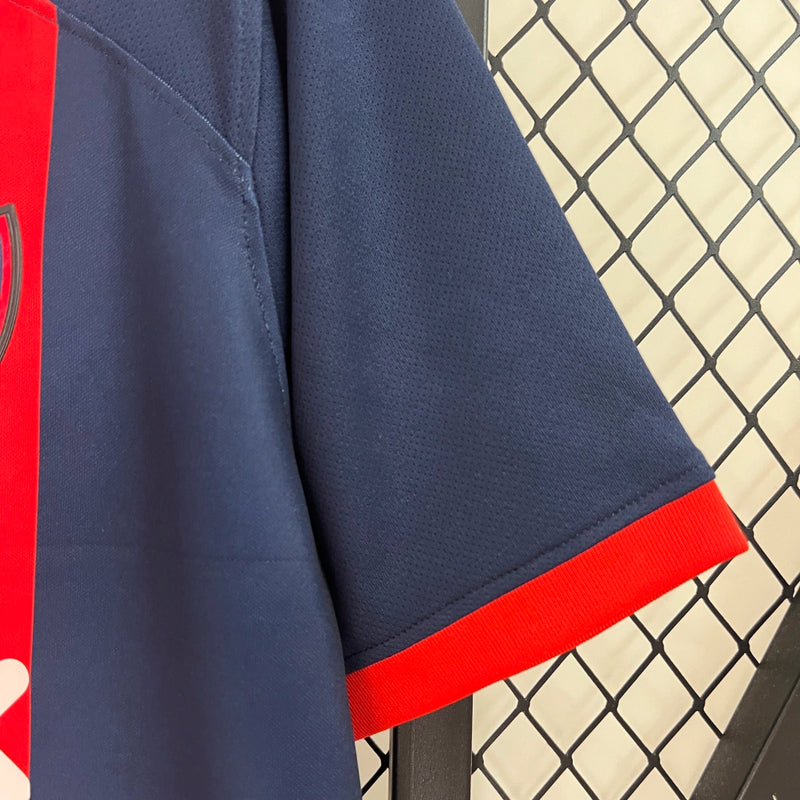 "Camisa San Lorenzo Home I 2024/25 Nike Torcedor Masculina azul com listras vermelhas, escudo estampado do clube argentino e design clássico azulgrana."