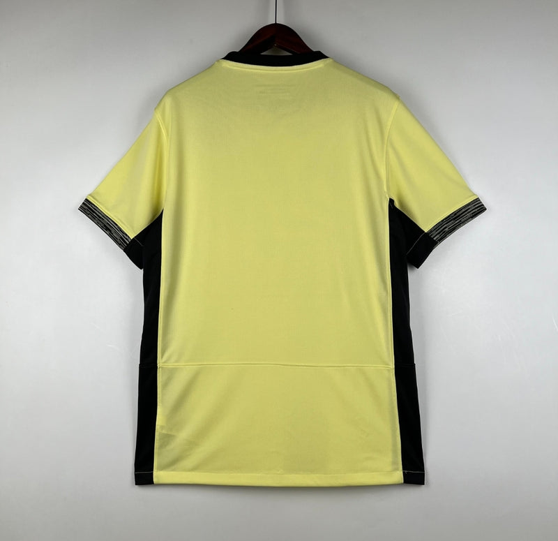 Camisa Corinthians Third III 2023/24 Nike torcedor masculina amarela, com escudo do clube bordado no peito, detalhes em preto e design inspirado na Democracia Corinthiana