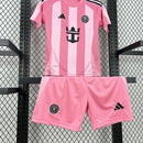 Kit Infantil Inter Miami Home 2025/26 Adidas rosa e preto com camisa e short, ideal para crianças de 3 a 13 anos – uniforme oficial do time de Lionel Messi com design moderno e confortável.
