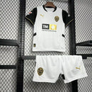 “Kit infantil Valencia CF Home 2024/25 Puma completo, camisa e shorts oficiais para jovens torcedores, uniforme infantil licenciado do Valencia CF”

