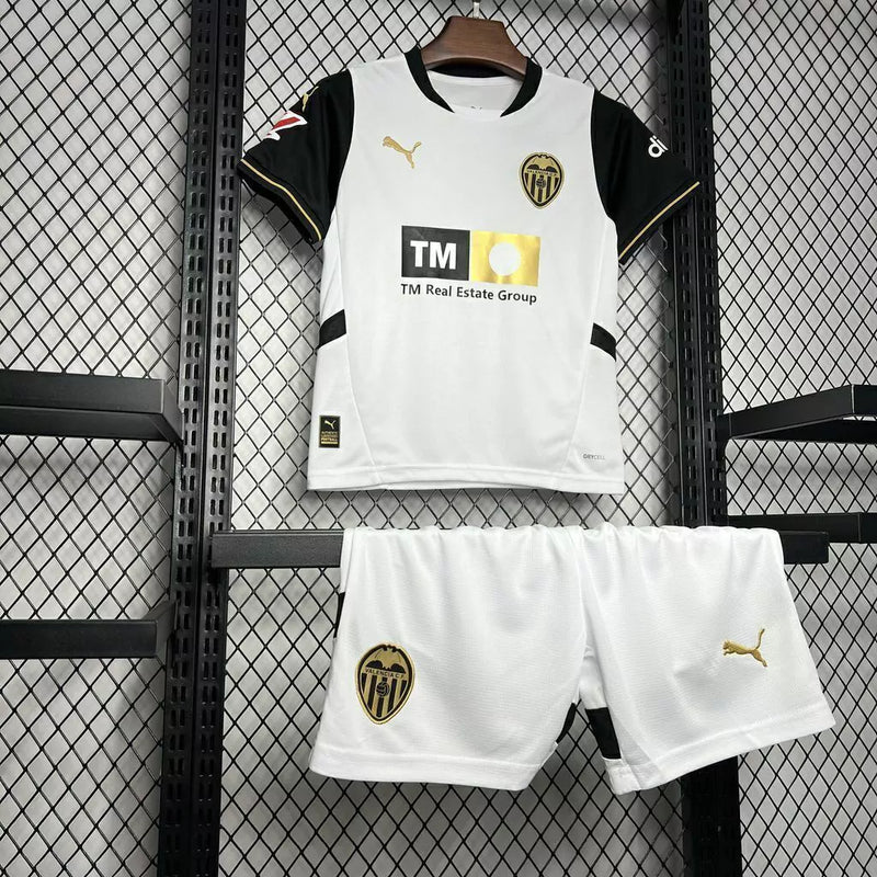 “Kit infantil Valencia CF Home 2024/25 Puma completo, camisa e shorts oficiais para jovens torcedores, uniforme infantil licenciado do Valencia CF”
