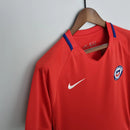 Camisa Chile Home I 2016/17 Nike retrô masculina vermelha com detalhes azuis e brancos, gola careca e tecido leve respirável para torcedores e colecionadores"