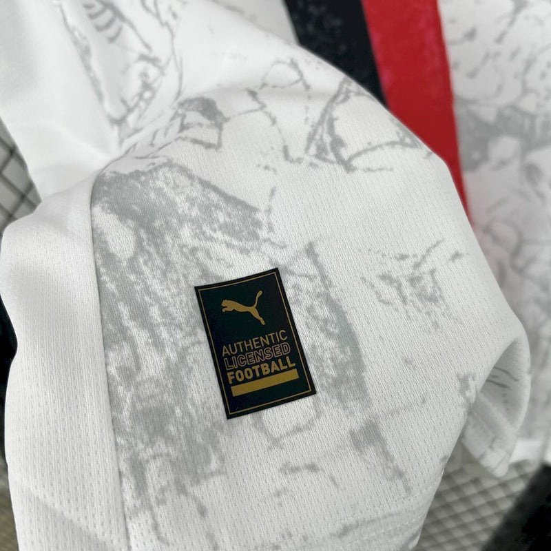 Camisa Manchester City 2025/26 Torcedor Masculina na cor branca, com escudo oficial bordado no peito e detalhes em azul celeste, modelo da temporada