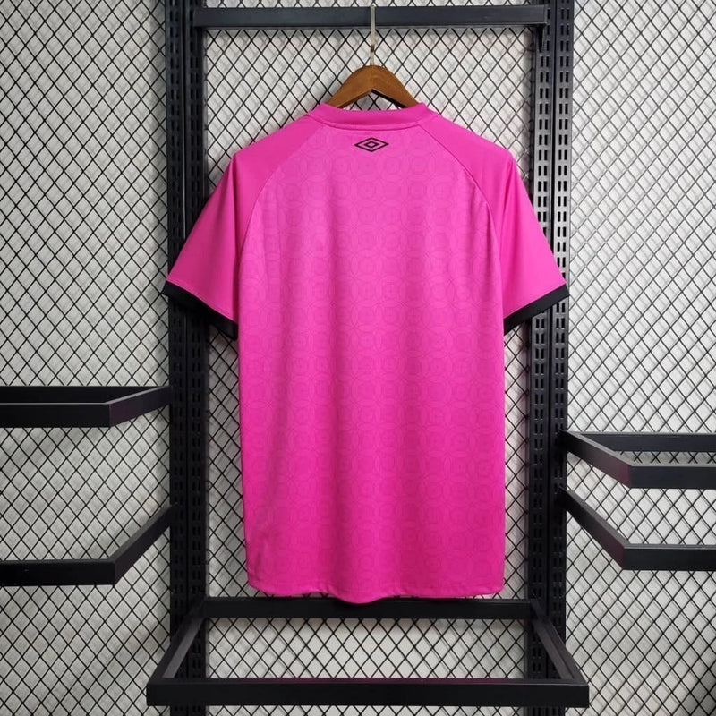 Camisa Athletico Paranaense Outubro Rosa 2023/24 Umbro Torcedor Masculina rosa vibrante com escudo oficial bordado e logo Umbro estampado, edição especial de conscientização contra o câncer de mama.
