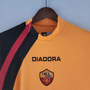 Camisa Roma Third III 2005/06 Retrô Masculina laranja, com detalhes em grená e amarelo, escudo bordado da Roma e logo Adidas retrô.