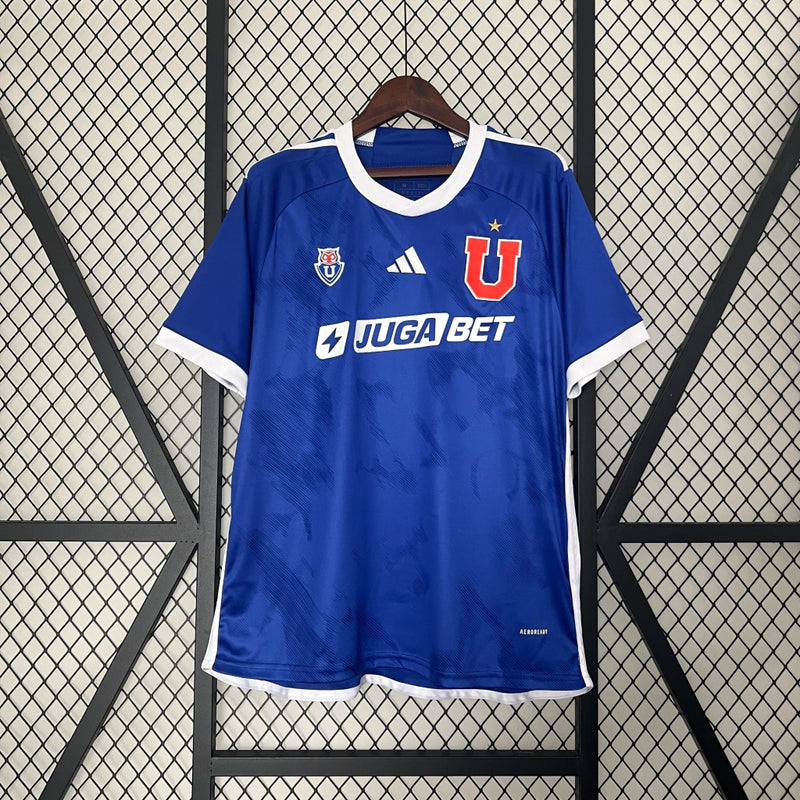 Camisa Universidad de Chile Home I 2024/25 masculina azul, uniforme de torcedor Adidas com escudo bordado, tecnologia Aeroready para conforto e respirabilidade, ideal para fãs do La U, coleção 2024/25, estilo clássico, camisa de futebol sul-americana, presente para torcedor, camisa de torcida masculina."