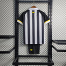 Kit Infantil Santos Away 2023/24 Umbro, camisa e short infantil oficial do Santos FC, uniforme reserva branco com detalhes em preto para crianças, ideal para torcedores mirins, produzido em poliéster com conforto e respirabilidade.