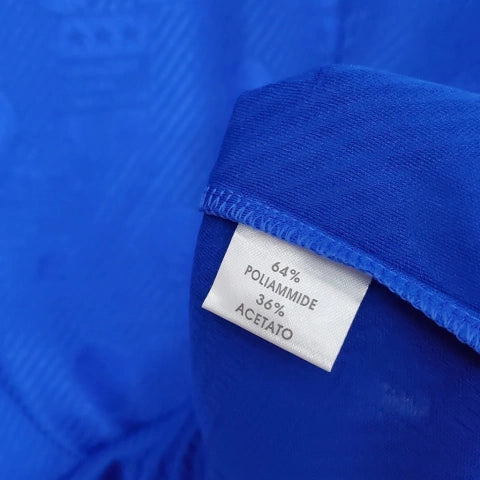 Camisa Itália Home I 1994/95 Retrô masculina, azul, com escudo da seleção italiana no peito e detalhes clássicos da temporada 1994/95, feita em tecido leve e confortável, ideal para colecionadores, fãs de futebol histórico e uso casual.”