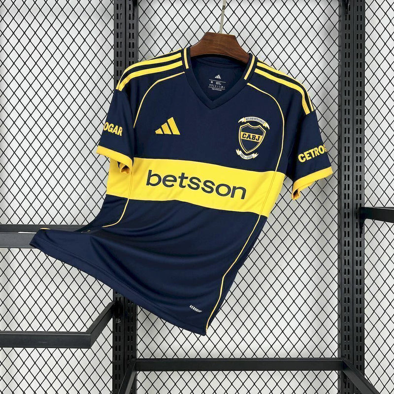 Camisa Boca Juniors Home (1) 2025/26 Adidas Torcedor Masculina azul com faixa amarela horizontal, escudo bordado e logo Adidas estampado.