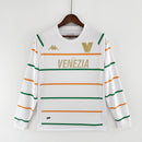 Camisa Venezia Away II 2022/23 Kappa Torcedor Masculina Manga Longa Branca com detalhes dourados e verdes, escudo do clube e design elegante inspirado na moda italiana.”