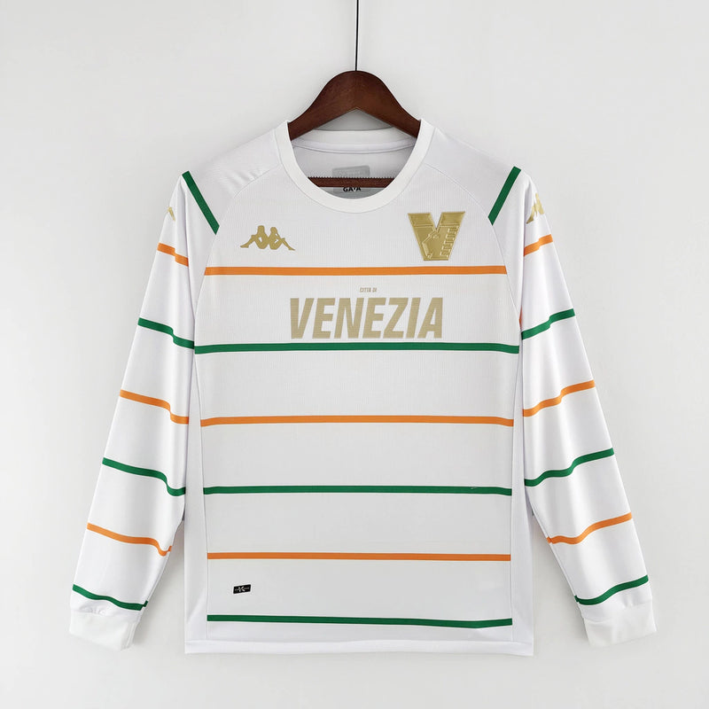 Camisa Venezia Away II 2022/23 Kappa Torcedor Masculina Manga Longa Branca com detalhes dourados e verdes, escudo do clube e design elegante inspirado na moda italiana.”