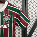 Kit Infantil Fluminense Home 2025/26 Umbro, camisa tricolor verde, grená e branca com shorts e meias combinando, uniforme oficial para crianças de 3 a 13 anos torcedoras do Fluminense."