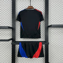 Kit Infantil Olympique de Lyon II 2024/25 Adidas na cor preta, composto por camisa com escudo do clube bordado no peito, short combinando com logo Adidas e meiões, ideal para crianças de 3 a 13 anos, com design moderno e tecnologia AEROREADY.