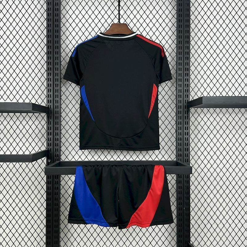 Kit Infantil Olympique de Lyon II 2024/25 Adidas na cor preta, composto por camisa com escudo do clube bordado no peito, short combinando com logo Adidas e meiões, ideal para crianças de 3 a 13 anos, com design moderno e tecnologia AEROREADY.