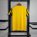 Camisa Al-Ittihad Home I 2023/24 Nike Torcedor Masculina amarela com detalhes em preto, uniforme titular do Al-Ittihad Club da Arábia Saudita, modelo torcedor com tecido leve e tecnologia Dri-FIT para absorção de suor."