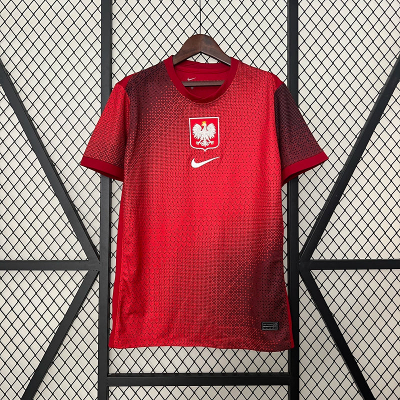Camisa Polônia Away II 2024/25 Nike Torcedor Masculina, vermelha, com escudo da seleção polonesa e logo Nike em destaque, feita em tecido leve e respirável, modelo masculino com caimento confortável, ideal para jogos e uso casual.”