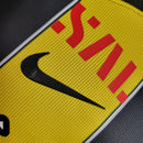 Camisa Al-Ittihad Home I 2023/24 Nike Jogador Masculina preta e amarela, modelo player com listras verticais, tecnologia Dri-FIT ADV e escudo do Al-Ittihad no peito – uniforme titular da temporada 23/24.