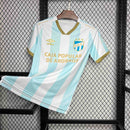 Camisa Tucumán Home I 2024/25 Umbro Torcedor Masculina azul, escudo do clube aplicado, tecido leve e respirável, design moderno para torcedores do Club Atlético Tucumán.