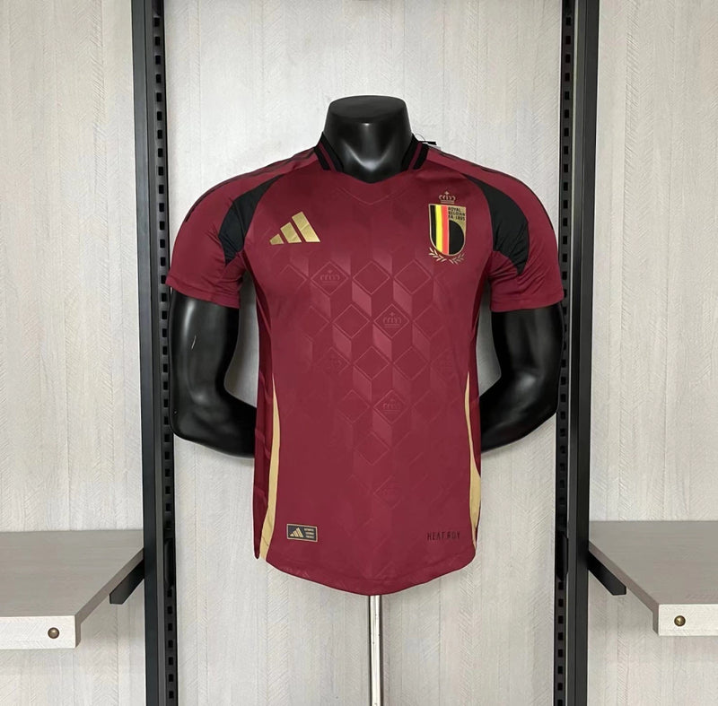 Camisa Bélgica Home I 2024/25 Adidas Jogador masculina, vinho, com escudo da seleção belga no peito, três listras Adidas nos ombros e tecnologia HEAT.RDY, modelo com caimento mais justo e tecido leve, ideal para máximo desempenho, treinos e colecionadores apaixonados.”