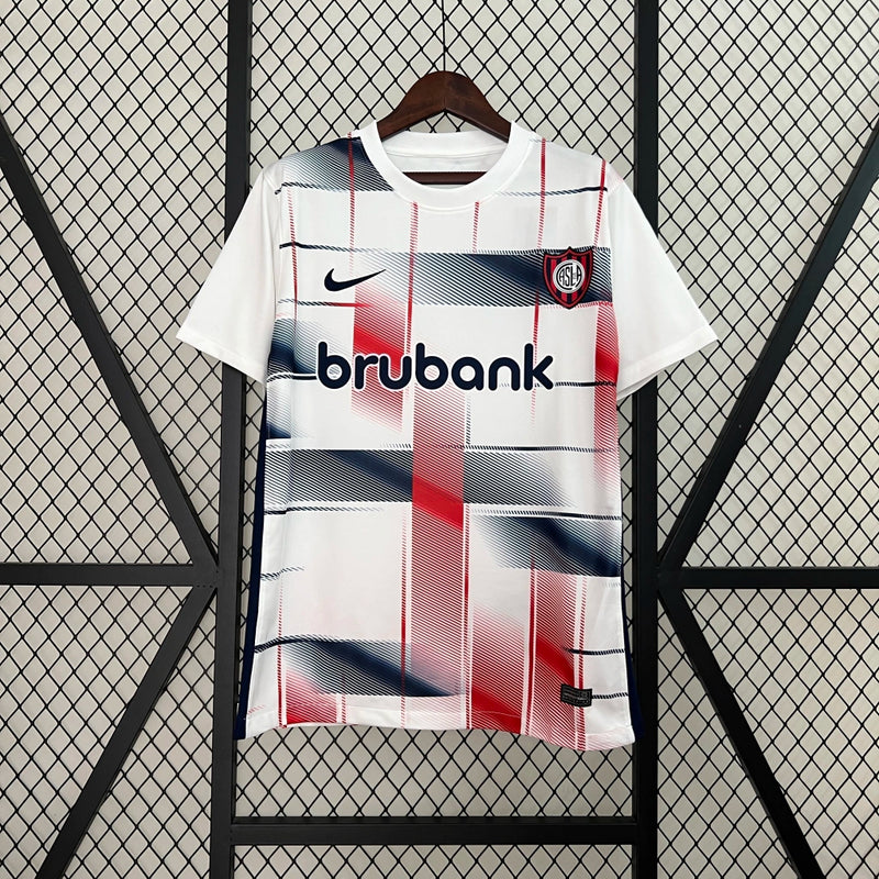 Camisa San Lorenzo Away II 2024/25 Nike Torcedor Masculina branca com detalhes em azul e vermelho, escudo estampado do clube argentino e tecido leve e respirável para torcedores."