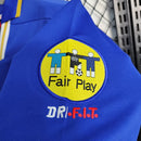 Camisa Itália Home I 1996/97 Nike Retrô masculina, azul, com escudo da seleção italiana no peito e logo Nike, feita em tecido leve e confortável, modelo retrô com caimento solto e tradicional, ideal para colecionadores e fãs de futebol histórico.”