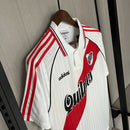 Camisa River Plate Home I 1995/96 Adidas Retrô Masculina branca com faixa diagonal vermelha, design clássico retrô, tecido leve e respirável, perfeita para colecionadores e torcedores apaixonados pelo River Plate.