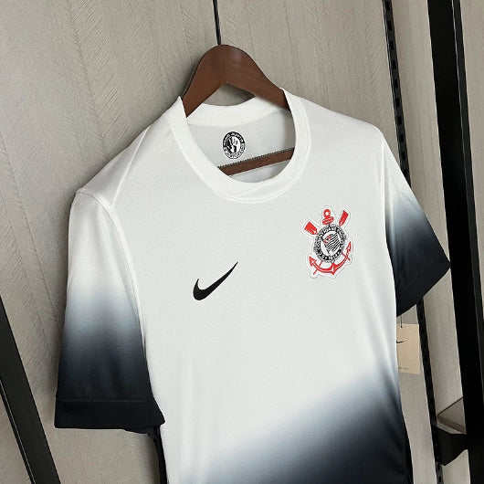 Camisa Corinthians Home I 2024/25 Nike Torcedor Masculina branca – manto do Timão com escudo em destaque, tecido leve e design moderno para torcedores apaixonados.