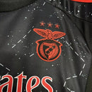 Kit Infantil Benfica Away II 2024/25 Adidas com camisa e shorts oficiais, uniforme alternativo em tecido leve e confortável para jovens torcedores, produto licenciado ideal para treinos e lazer.