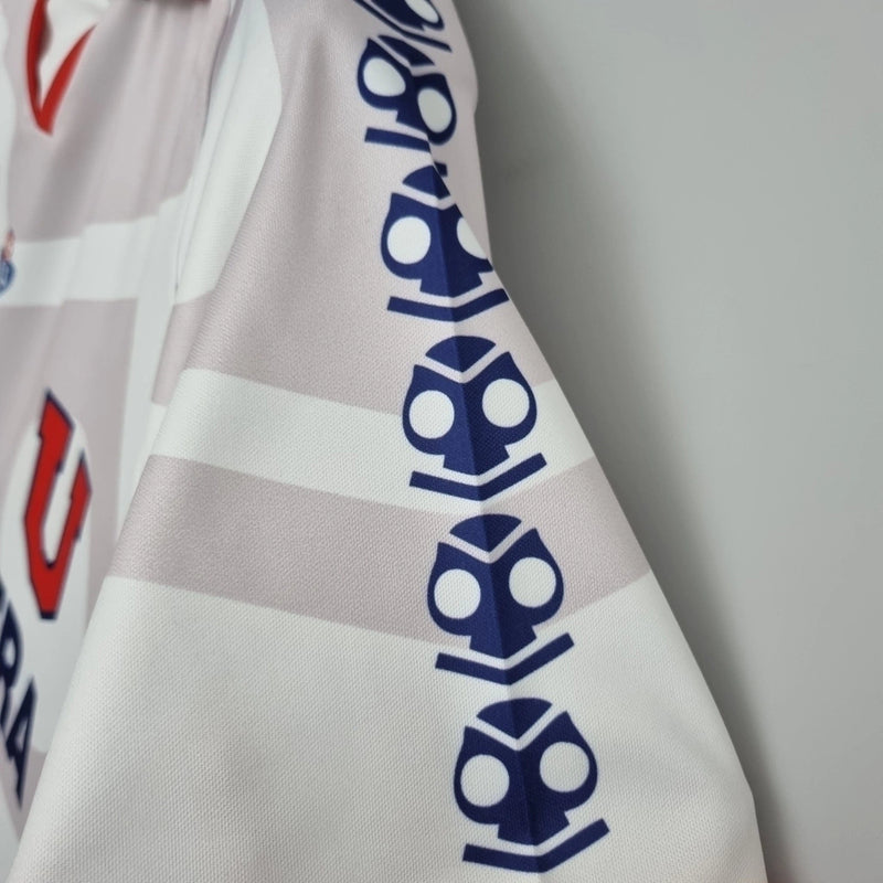 Camisa Universidad de Chile Away II 1996/97 retrô masculina branca, modelo clássico dos anos 90, gola e mangas tradicionais, perfeita para torcedores e colecionadores, estilo histórico e nostálgico do futebol chileno"
