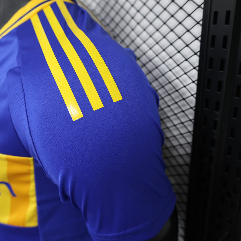 Camisa Boca Juniors Home 2024/25 Jogador Masculina Adidas oficial azul marinho com faixa amarela e escudo bordado, versão Player usada pelos atletas