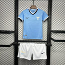 Kit Infantil Lazio Home I 2024/25 oficial, camisa celeste com escudo da Lazio em destaque, shorts combinando, uniforme completo para crianças de 3 a 13 anos"