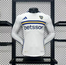 Camisa Boca Juniors Away (2) 2024/25 Adidas Jogador Manga Longa Branca – versão oficial de jogo, com faixa amarela e detalhes azuis, escudo do Boca Juniors em silicone e logo Adidas estampado.
